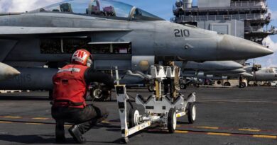 Guerre en Iran : Incendie et marins au « bout » du rouleau pour le porte-avions.