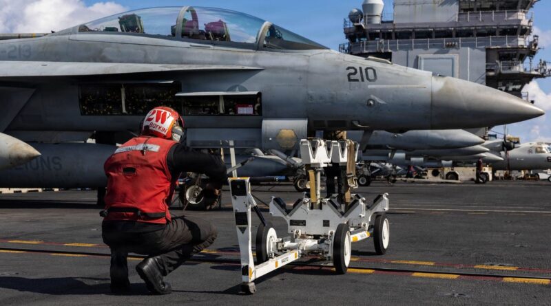 Guerre en Iran : Incendie et marins au « bout » du rouleau pour le porte-avions.