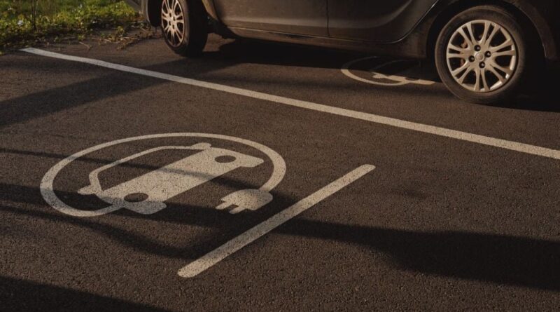 Guerre en Iran : Les prix du pétrole ne vont-ils pas booster les véhicules électriques ?