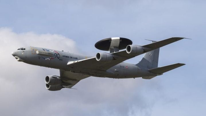 l’E-3F SDCA, couramment appelé Awacs (Airborne Warning and Control System) est un avion-radar du constructeur Boeing.