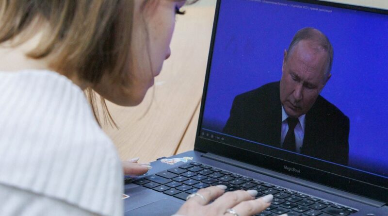 Guerre en Ukraine : Kremlin prive les Russes d'Internet, missiles anglais et oléoduc en conflit