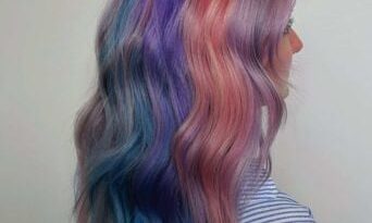 Halo hair et mèches pop : les colorations graphiques reviennent-elles ?