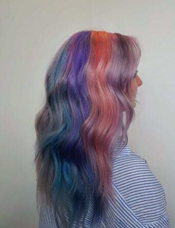 Halo hair et mèches pop : les colorations graphiques reviennent-elles ?