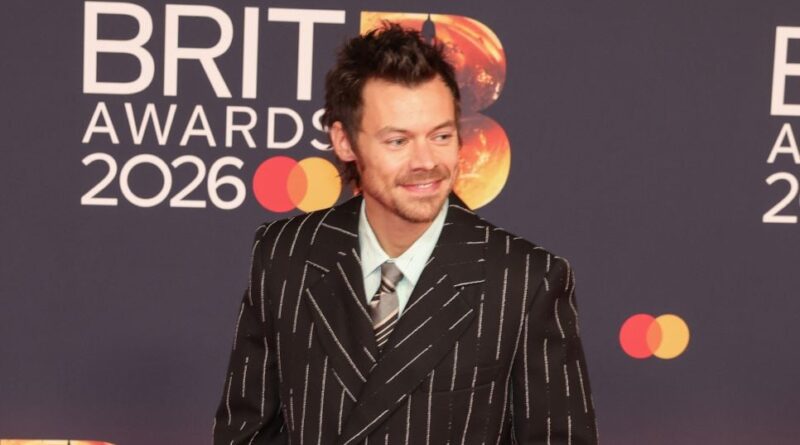 Harry Styles pleure de bonheur en dansant à Berlin.