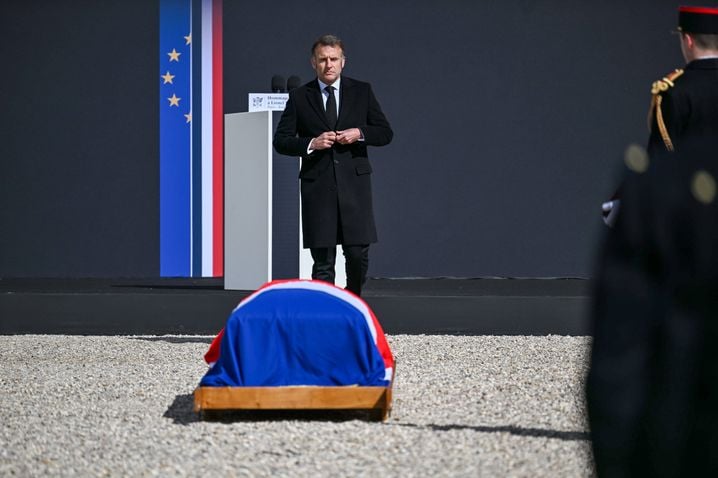 Le président de la République, Emmanuel Macron, rend hommage à Lionel Jospin aux Invalides, à Paris, le 26 mars 2026.