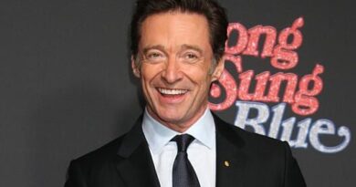 Hugh Jackman célèbre les 95 ans de Rupert Murdoch en chantant avec des VIP.