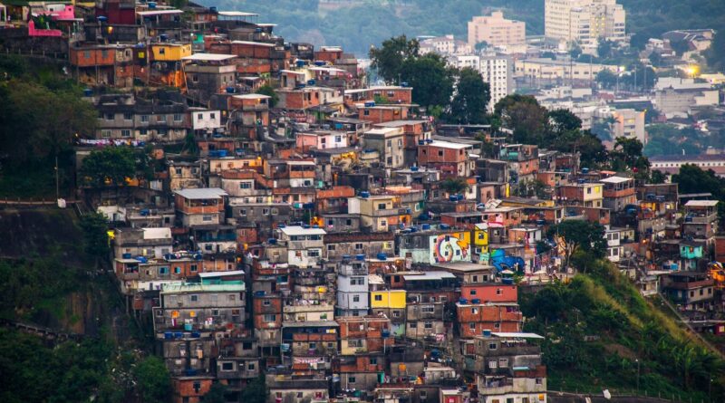 Influenceurs dans les favelas : une tendance questionnante et dérangeante