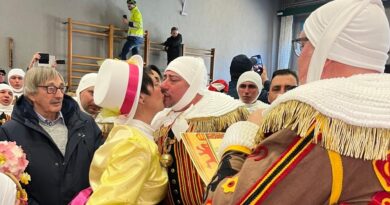 Insolite à Carnières : le bourgmestre en Gille au mariage d’un autre Gille
