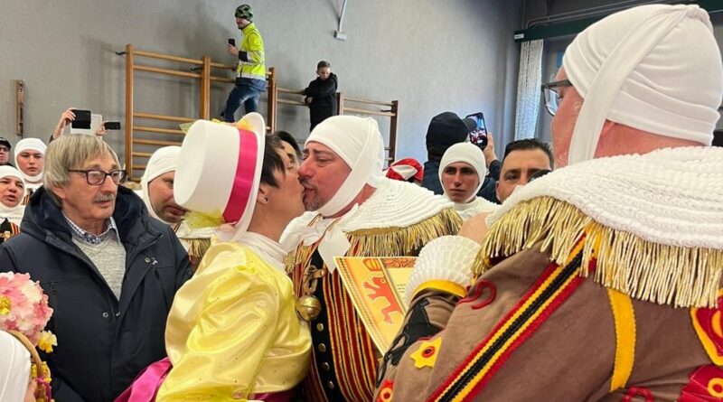 Insolite à Carnières : le bourgmestre en Gille au mariage d’un autre Gille