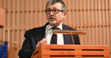 Italie : un proche de Giorgia Meloni démissionne après une photo compromettante.