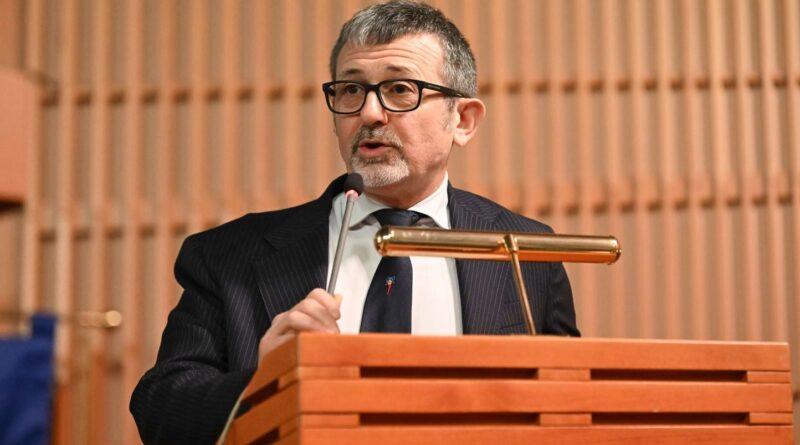 Italie : un proche de Giorgia Meloni démissionne après une photo compromettante.