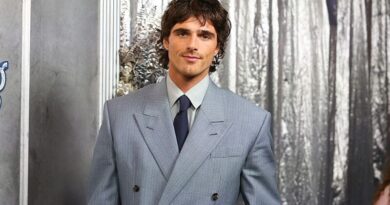 Jacob Elordi ne ravit pas une fan à l'aéroport après un vol.