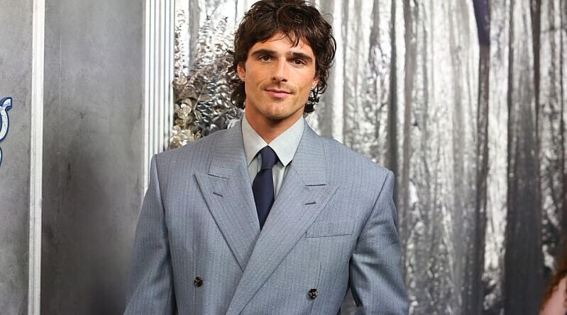 Jacob Elordi ne ravit pas une fan à l'aéroport après un vol.