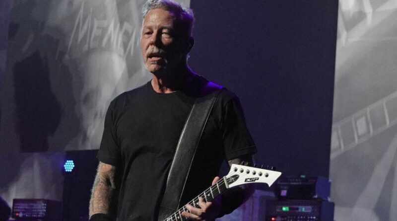 James Hetfield de Metallica demande sa petite amie en pleine mer, entouré de requins.