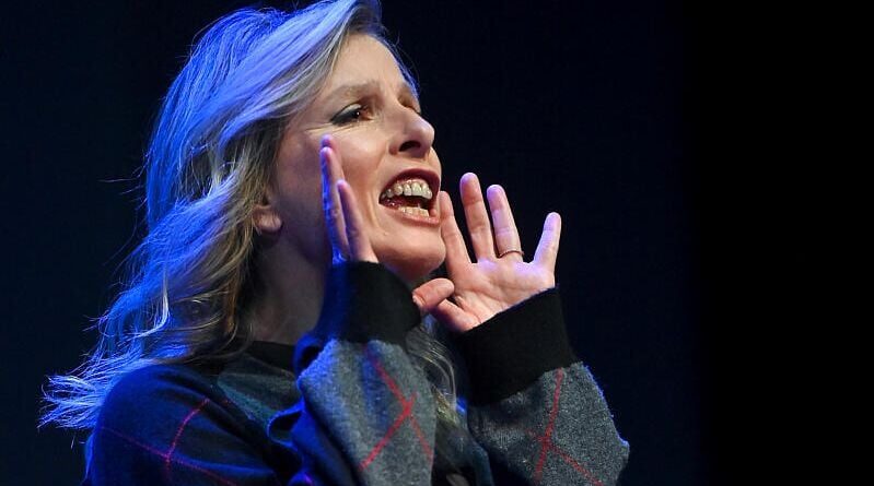 Karin Viard dénonce les « comportements inappropriés » de sa « génération » au cinéma.