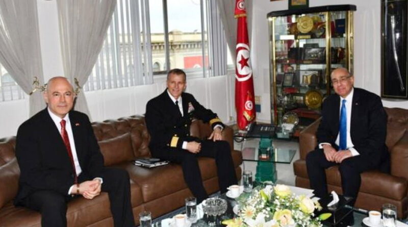 Khaled Sehili et l’amiral Ben Snell renforcent le partenariat militaire tuniso-américain.