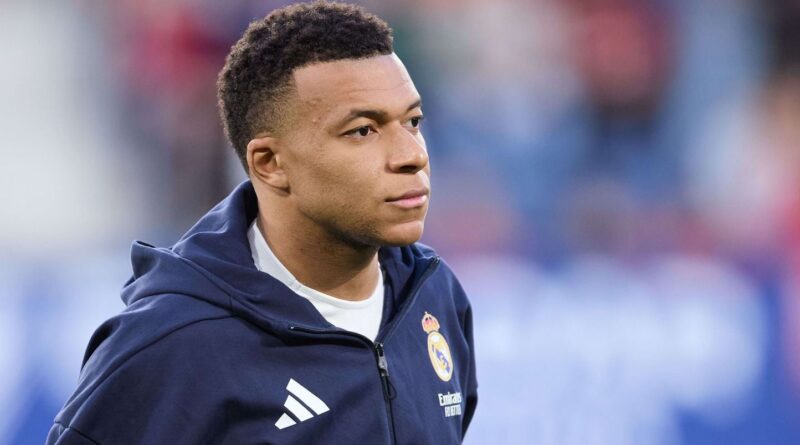 Kylian Mbappé ne confirme pas avoir été ausculté du mauvais genou.