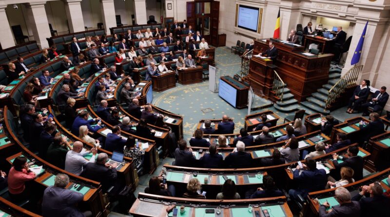 La Chambre ne examine pas et ne vote pas la loi-programme : avis du CNT attendu.