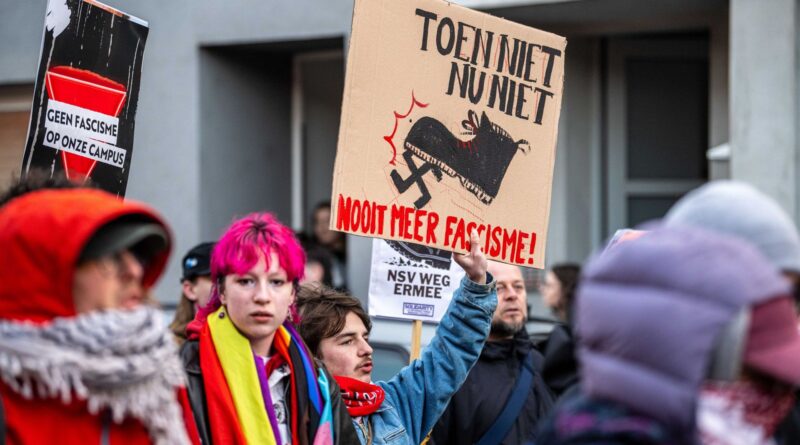 La manifestation de la NSV à Louvain dégénère : intervention policière.