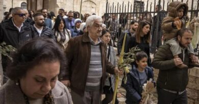 La police israélienne ne laisse pas le Patriarche latin accéder au Saint-Sépulcre.