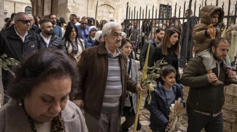 La police israélienne ne laisse pas le Patriarche latin accéder au Saint-Sépulcre.