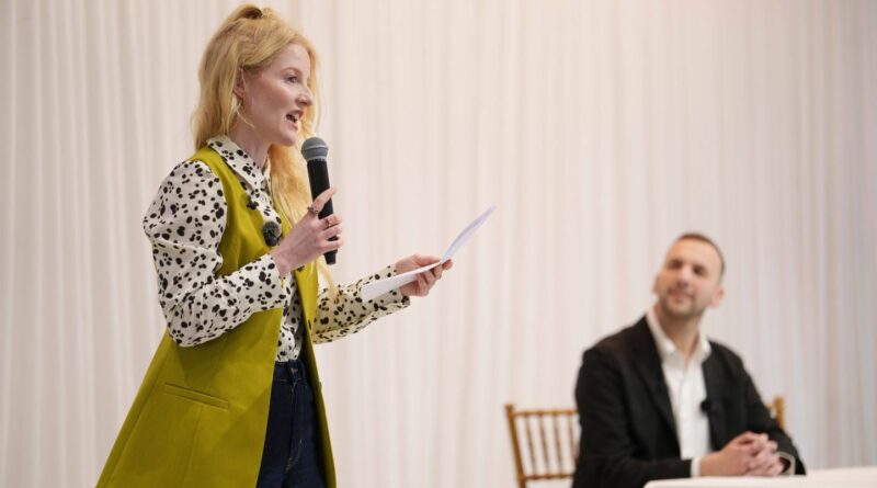 « La veste d'une élue suscite la controverse : moisissure et excréments »