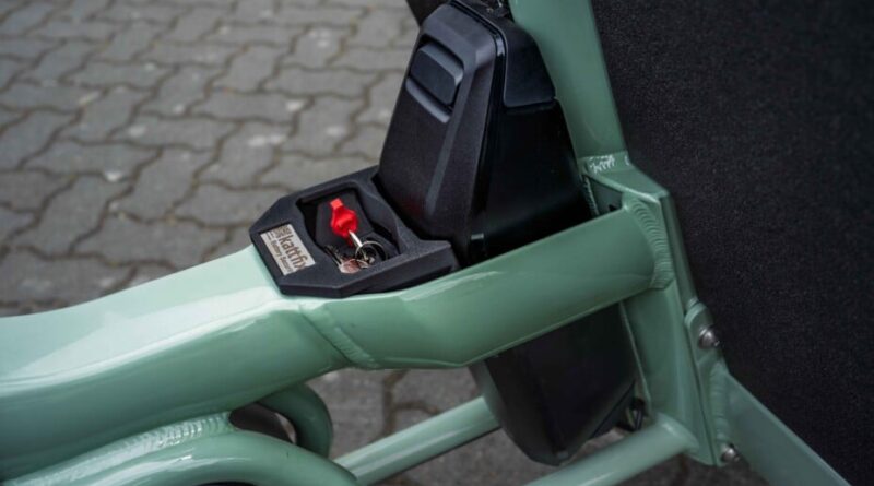 L'antivol en acier de 500 grammes, efficace contre les voleurs de batteries de vélos électriques.