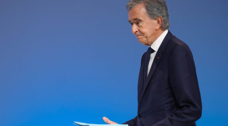 Le monde compte 400 milliardaires de plus qu'en 2022, Arnault dans le Top 10.