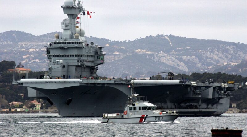 Le porte-avions Charles-De-Gaulle localisé en Méditerranée orientale.