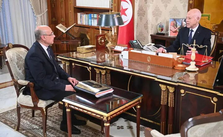 Le Président Kaïs Saïed valorise le génie militaire et agricole du Sahara tunisien.