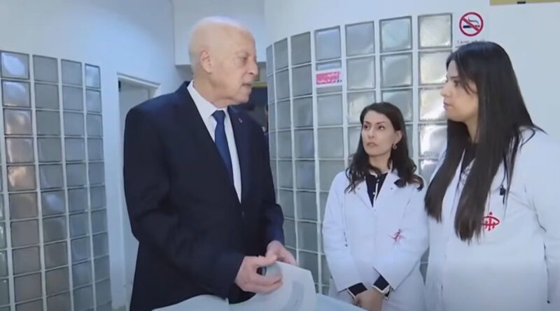 Le président Kaïs Saïed visite la policlinique d'El Omrane.