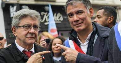 Le PS dénonce Jean-Luc Mélenchon pour complotisme et antisémitisme.