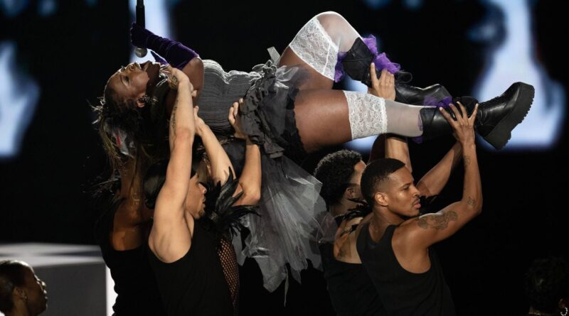 Les danseurs de Théodora, la Boss Lady, ne sont pas juste derrière l’artiste.
