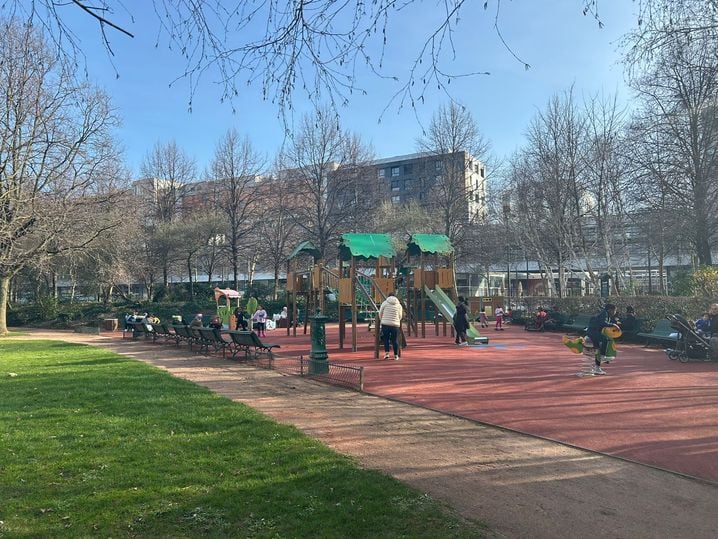 Le parc pour enfant de Rosa Parks, où la vie se montre à nouveau douce parfois.