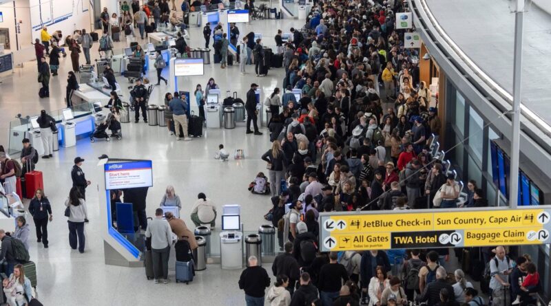L’ICE commencera les contrôles de sécurité dans les aéroports américains lundi.