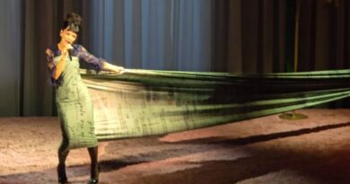 Lily Allen ne réinvente pas la revenge dress avec les factures de son ex-mari.