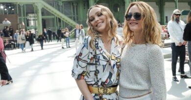 Lily-Rose Depp est « contente » de ressembler à sa mère, Vanessa Paradis.