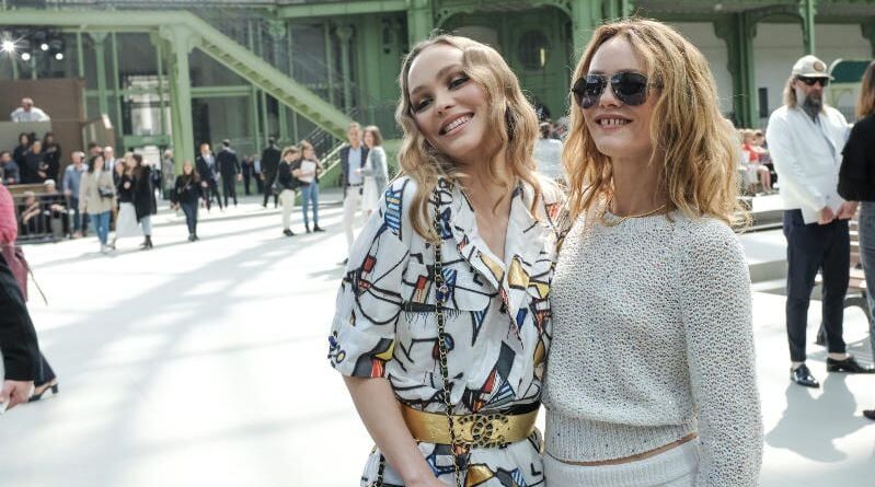 Lily-Rose Depp est « contente » de ressembler à sa mère, Vanessa Paradis.