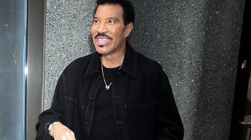 Lionel Richie recommande aux artistes de ne pas s'éloigner des fans.