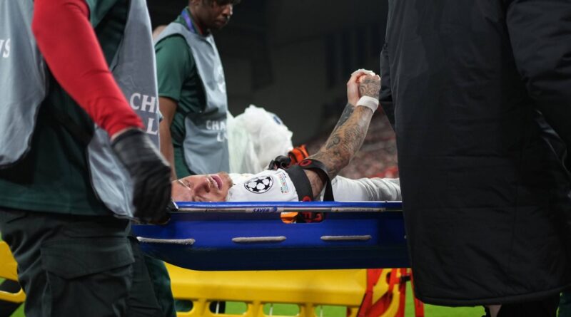 Liverpool - Galatasaray : Noa Lang évacué sur civière suite à une coupure