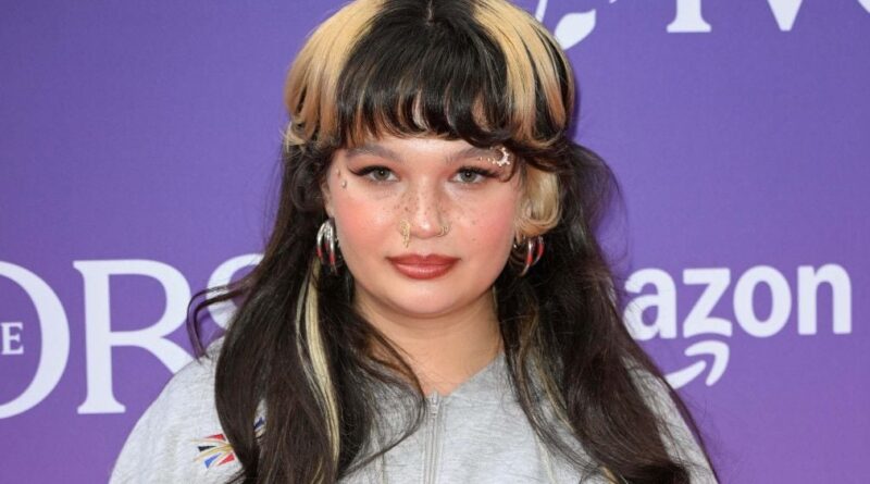 Lola Young parle de sa lutte contre son addiction à la drogue.