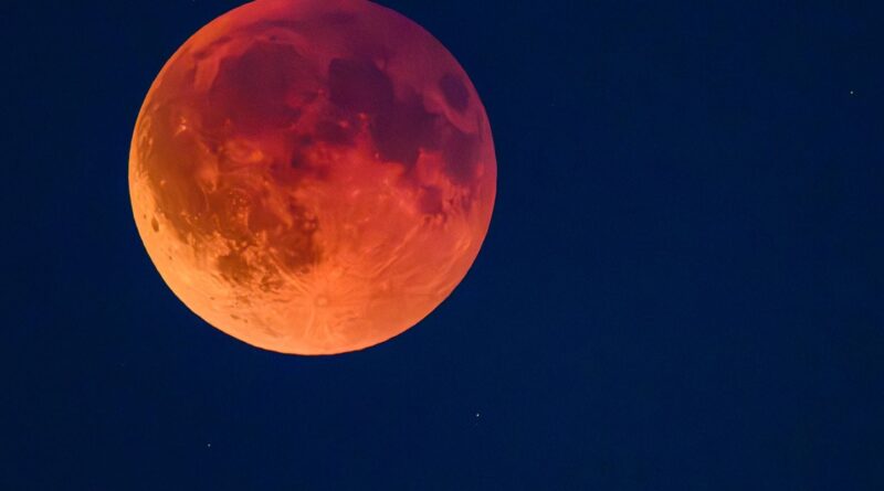 « Lune de sang » : Éclipse lunaire rouge de 82 minutes.