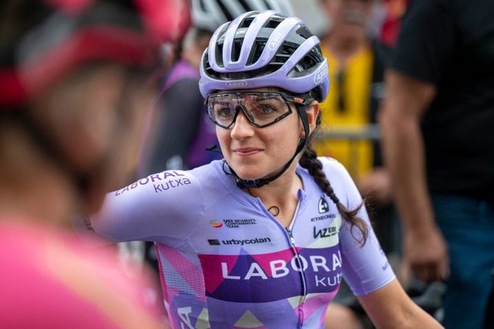 Debora Silvestri, ici lors du Tour cycliste féminin de l'Ardèche en septembre 2024, a subi un énorme accident samedi sur Milan-San Remo.
