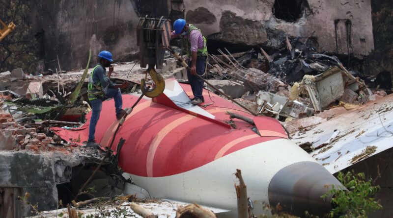 Moins de crashs en 2025, mais 394 passagers morts.