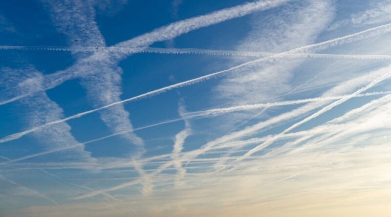 Moins de traînées blanches derrière les avions dans le ciel ?