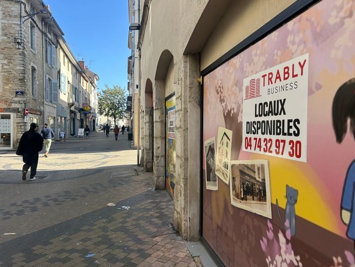 La désertification des centres concerne toutes les villes moyennes de France, pas seulement Bourg-en-Bresse, selon un boucher de la commune, installé dans le centre.