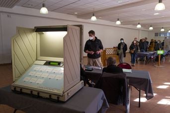 Municipales 2026 : Des électeurs votent avec une machine, « Comme à la Star Academy »