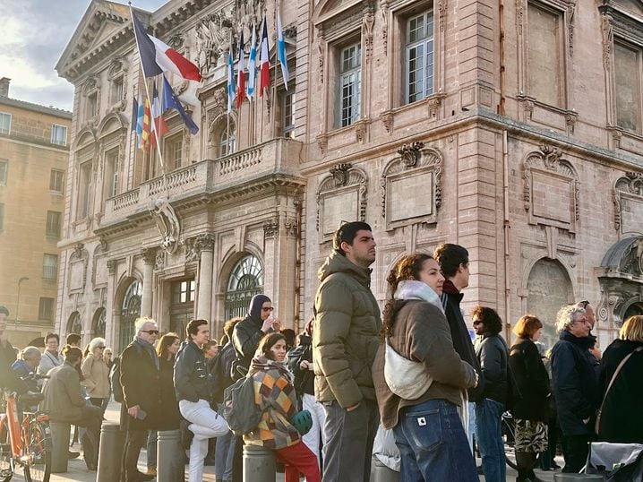 Un rassemblement devant la mairie de Marseille pour forcer Benoît Payan à fusionner avec LFI.