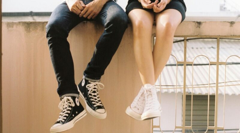 Municipales 2026 : « Plus de clivages, moins de nuances » en politique et dans les applis de rencontre