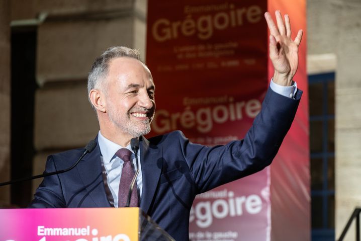Emmanuel Grégoire salue peut-être ici ceux qui ont fait un pas de côté pour soutenir sa candidature.